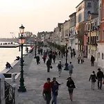 Indipendent House In * Venedig